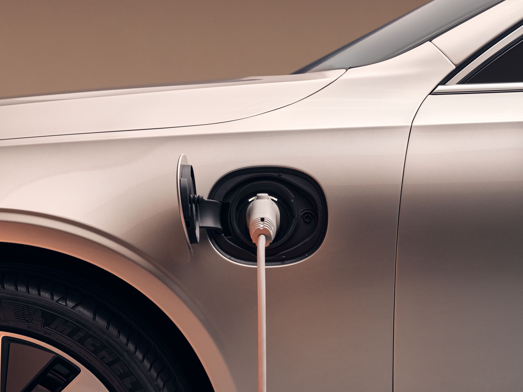 Volvo S90 Recharge - Sự kết hợp hoàn hảo giữa ba yếu tố: sức mạnh vượt trội, công nghệ tiên tiến và vẻ đẹp lịch lãm. 