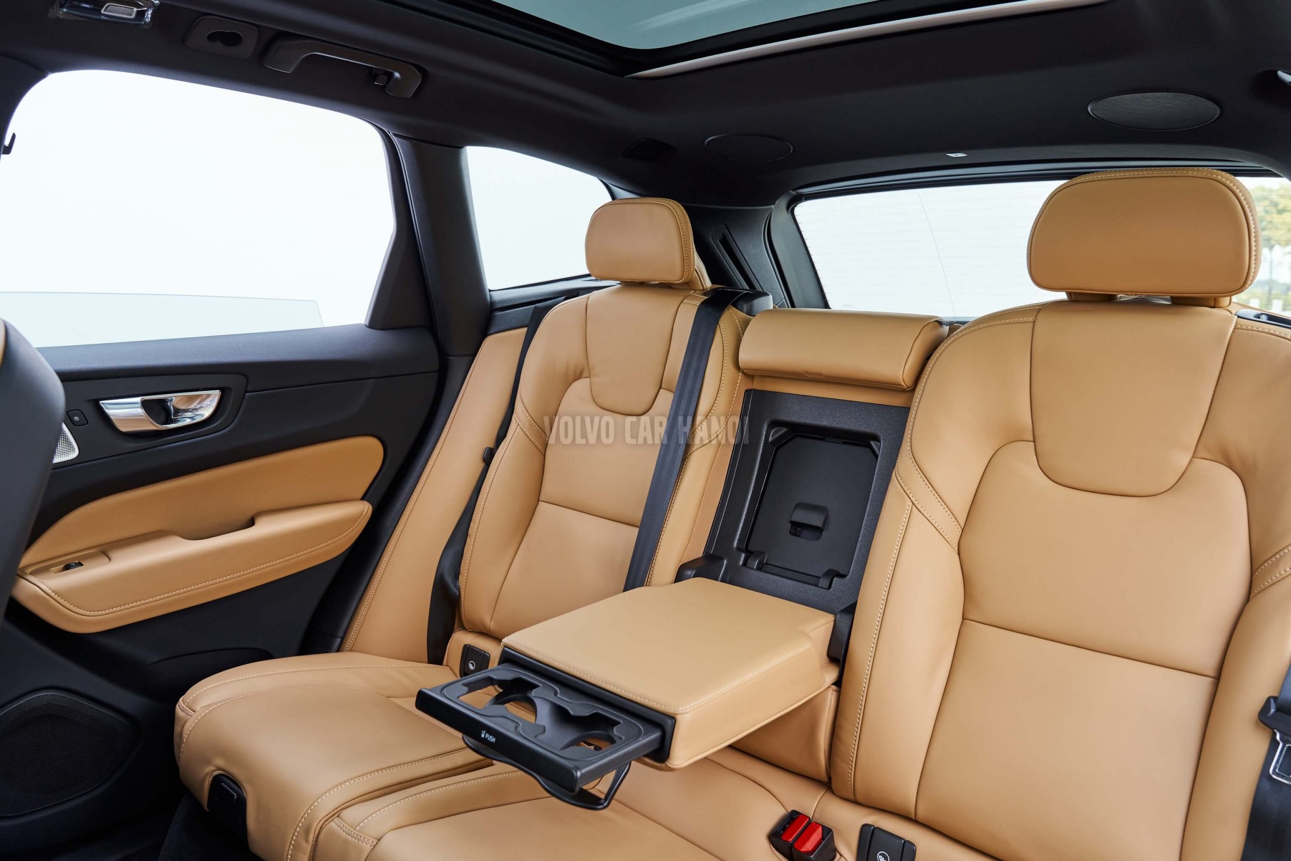 Nội thất sang trọng cùng cần số pha lê và ghế bọc da cao cấp Volvo XC60