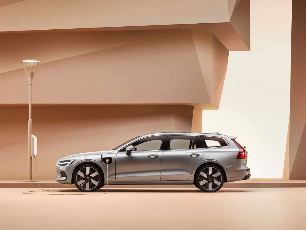 Volvo V60 Cross Country: Chiếc xe hoàn hảo cho những ai yêu thích phiêu lưu